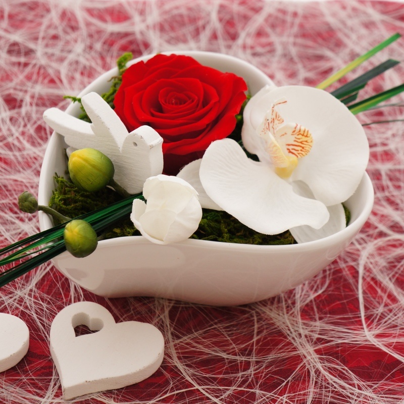 Tischdeko-Hochzeit-rot-weiß-klassisch mit Rosen präpariert & Orchideen