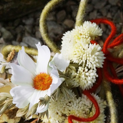 Grabgesteck für Sommer mit Trockenblumenstrauß und Blumen haltbar