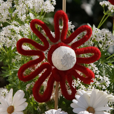 Blumenstecker Sommerdeko für den Garten mit Wollkordel und Mohn, DIY Idee Sommer