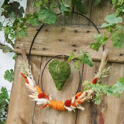 Metallring mit Trockenblumen herbstlich dekorieren. DIY Türschmuck Herbst basteln