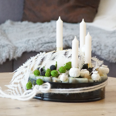 DIY Adventskranz mit Trockenblumen in Kuchenform weiß grün, modern und natürlich