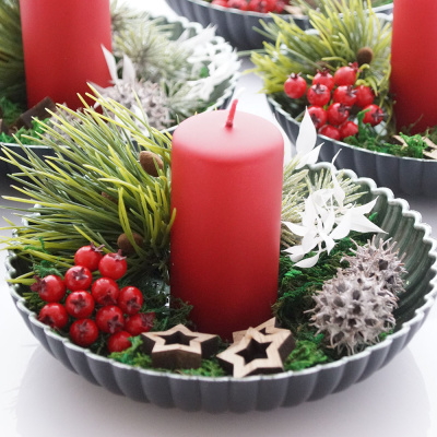 DIY Adventsschale, kleines Adventsgesteck mit Kerze klassisch rot weiß grün